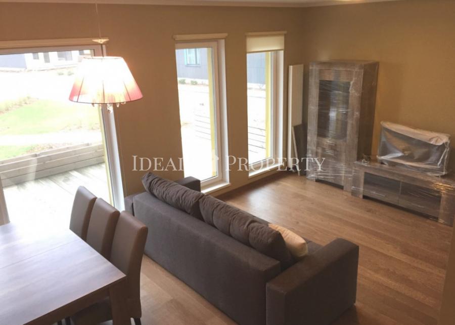 Mēbelēts trīsistabu dzīvoklis ar terasi ciematā Saliena.