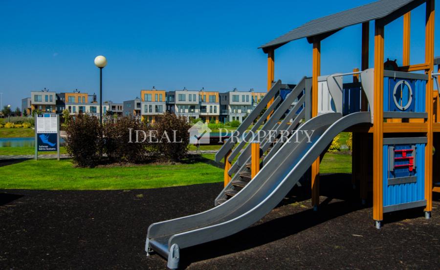 Mēbelēts trīsistabu dzīvoklis ar terasi ciematā Saliena.