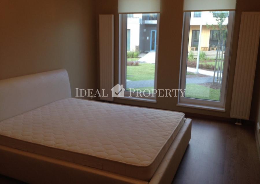 Mēbelēts trīsistabu dzīvoklis ar terasi ciematā Saliena.