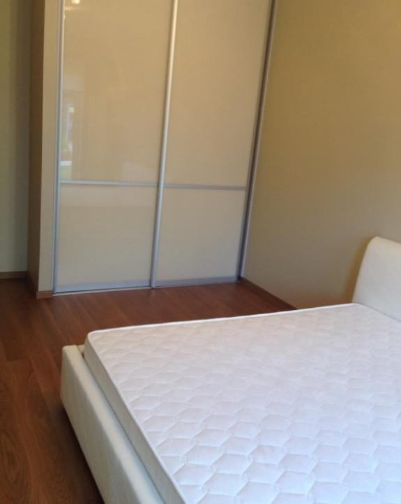 Mēbelēts trīsistabu dzīvoklis ar terasi ciematā Saliena.