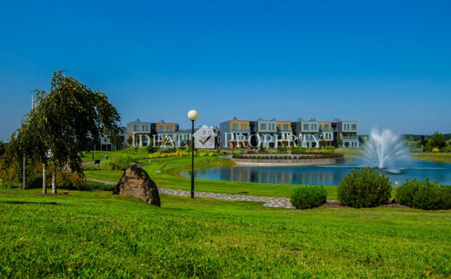 Mēbelēts trīsistabu dzīvoklis ar terasi ciematā Saliena.