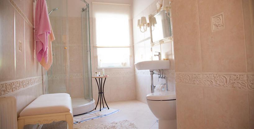 Сдается  в аренду большой светлый двухэтажный дом  с красивым садом.