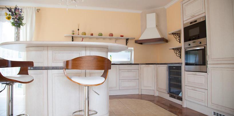 Сдается  в аренду большой светлый двухэтажный дом  с красивым садом.