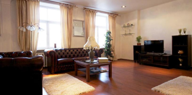 Apartment in a renovated house with a new elevator and staircase in very good condition. 