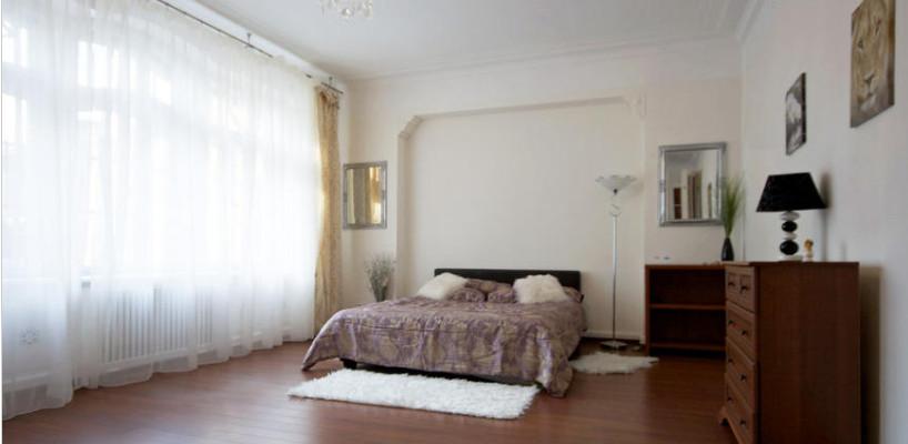 Apartment in a renovated house with a new elevator and staircase in very good condition. 