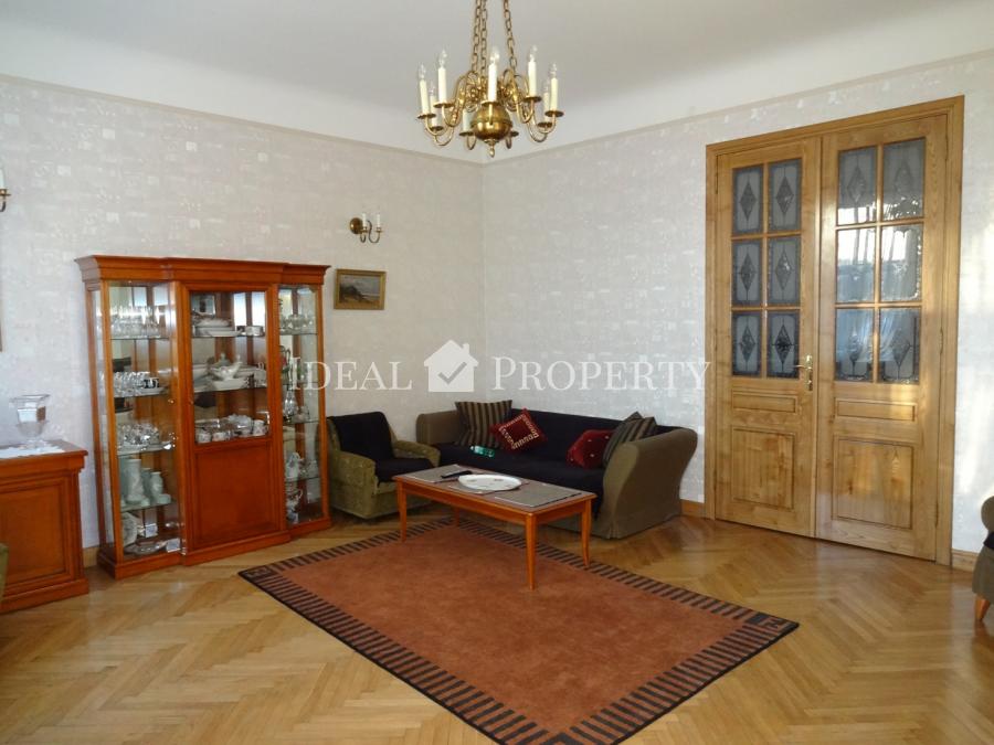 Apartment in a renovated house with a new elevator and staircase in very good condition. 