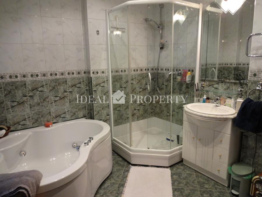 Apartment in a renovated house with a new elevator and staircase in very good condition. 