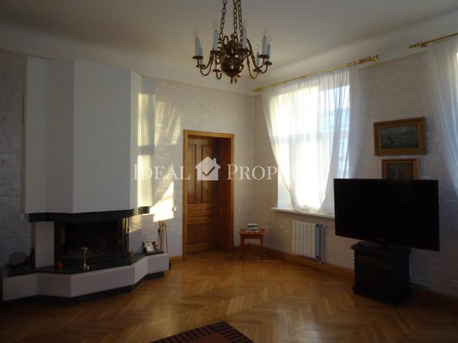 Apartment in a renovated house with a new elevator and staircase in very good condition. 