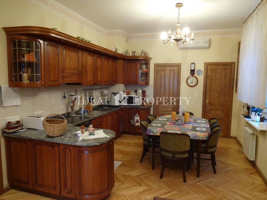 Apartment in a renovated house with a new elevator and staircase in very good condition. 