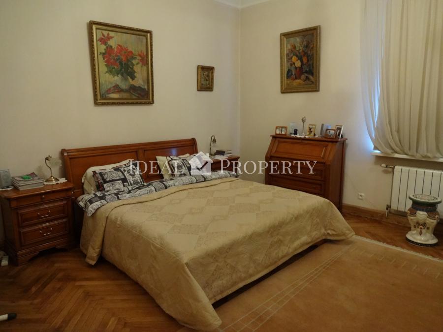 Apartment in a renovated house with a new elevator and staircase in very good condition. 