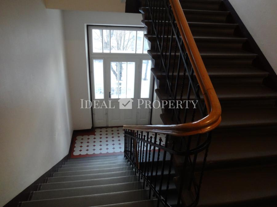 Apartment in a renovated house with a new elevator and staircase in very good condition. 