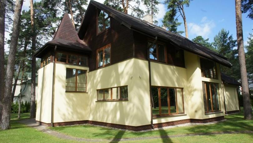 For sale spacious house in a quiet part of Jurmala, on Bulduru prospect.