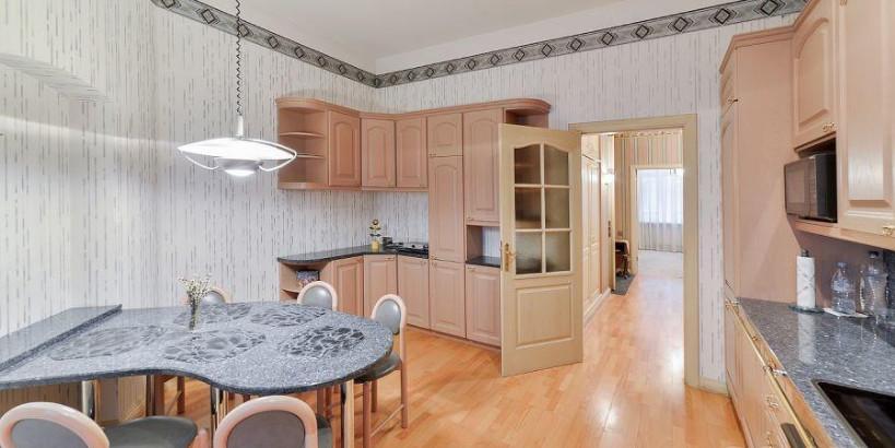 We offer а spacious apartment in the quiet center of Riga for rent. 