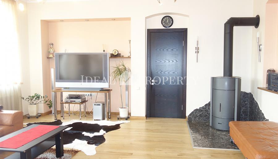 For long term rent is offered apartment with 4 isolated rooms in the city center .