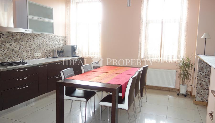 For long term rent is offered apartment with 4 isolated rooms in the city center .