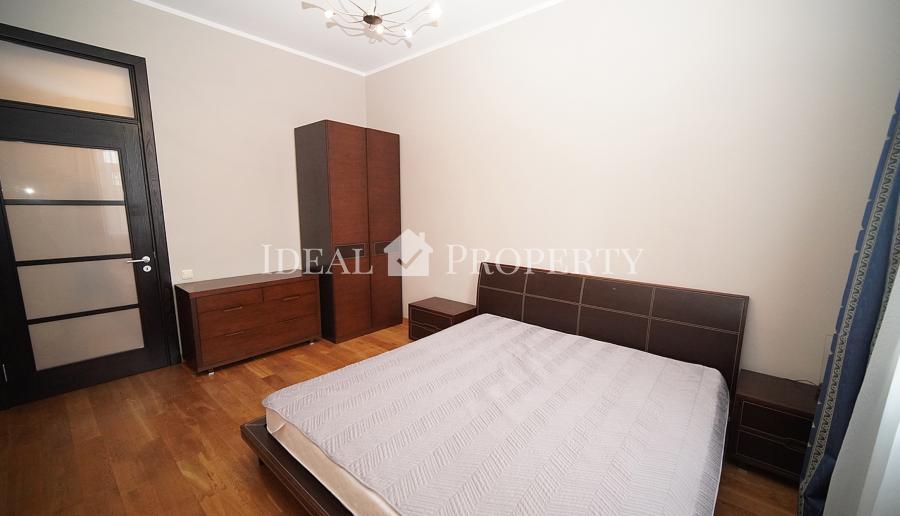 For long term rent is offered apartment with 4 isolated rooms in the city center .