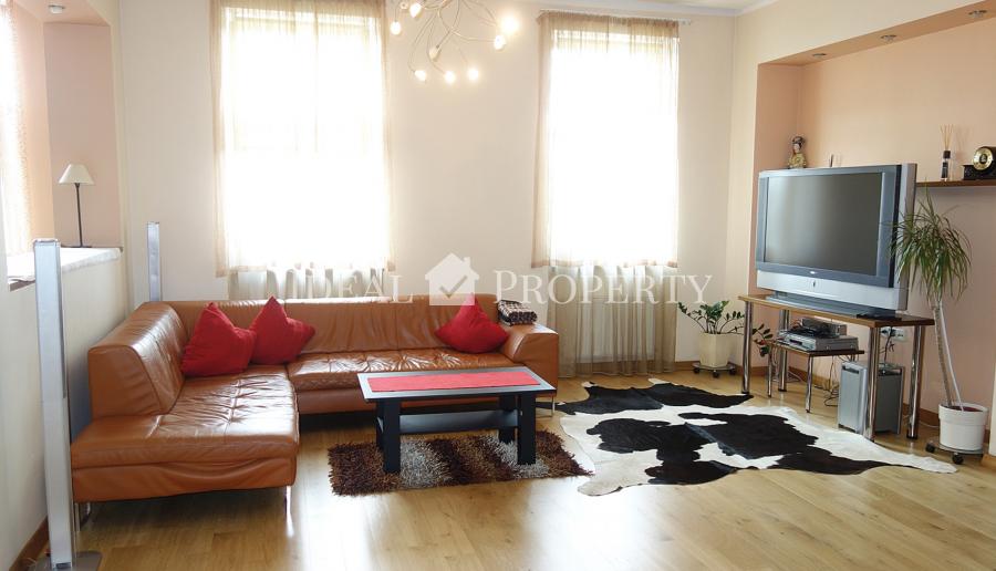 For long term rent is offered apartment with 4 isolated rooms in the city center .