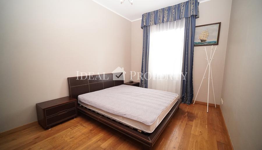 For long term rent is offered apartment with 4 isolated rooms in the city center .