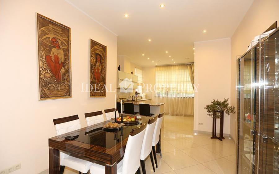 Izīrē skaistu 1 stāvu privātmāju ciematā Berģos.