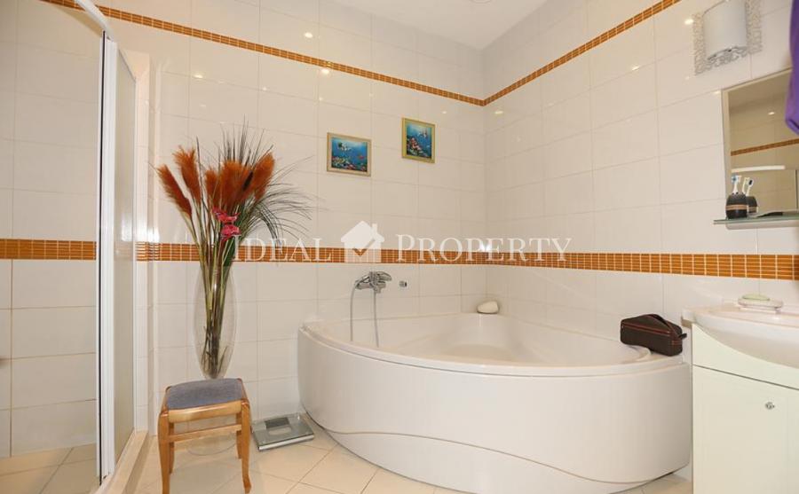 Izīrē skaistu 1 stāvu privātmāju ciematā Berģos.