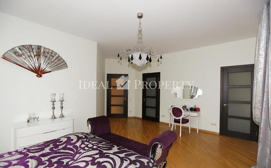 Izīrē skaistu 1 stāvu privātmāju ciematā Berģos.