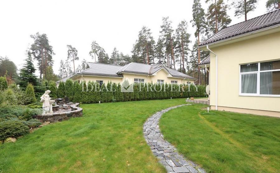 Izīrē skaistu 1 stāvu privātmāju ciematā Berģos.