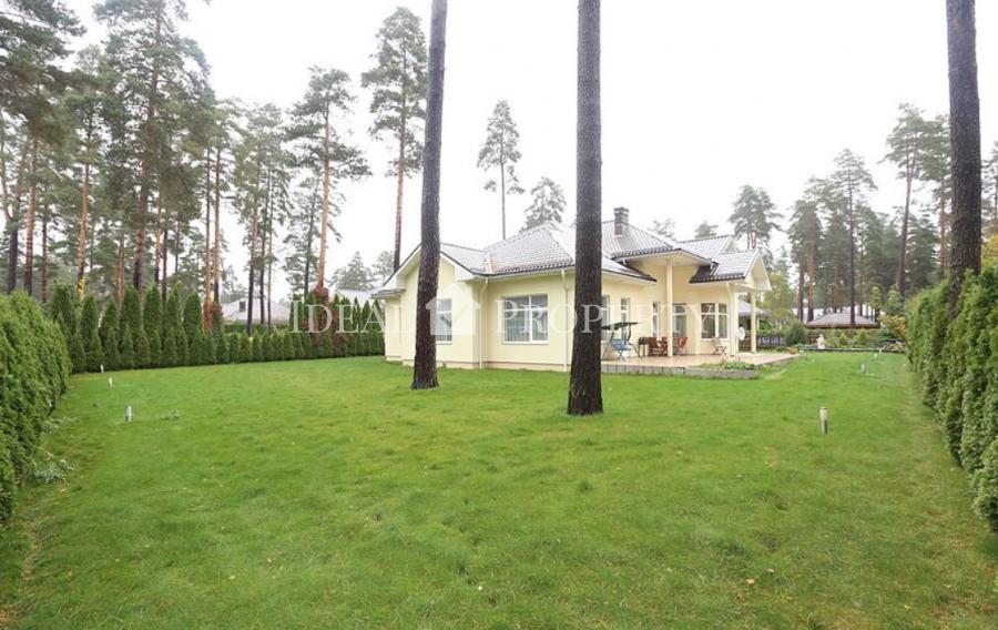 Izīrē skaistu 1 stāvu privātmāju ciematā Berģos.