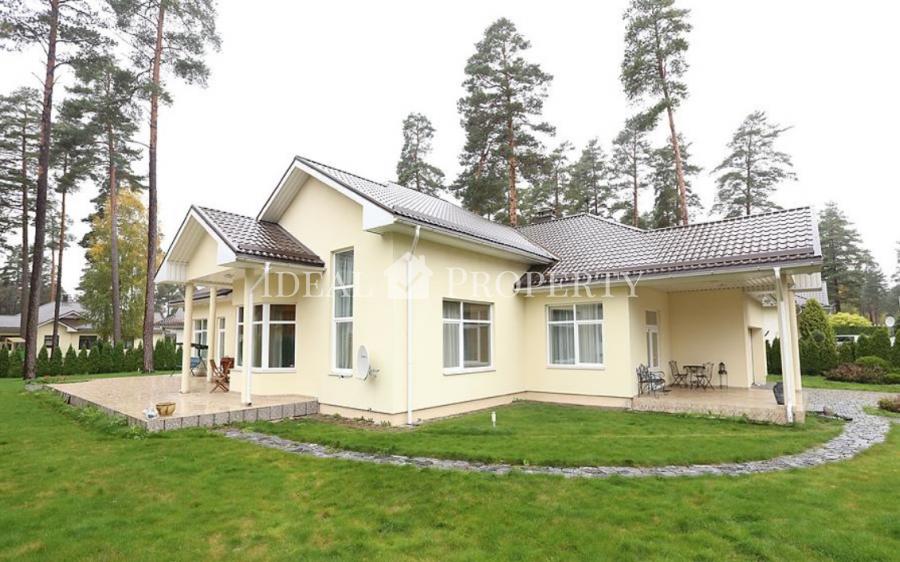 Izīrē skaistu 1 stāvu privātmāju ciematā Berģos.