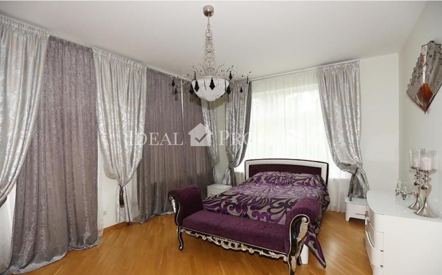 Izīrē skaistu 1 stāvu privātmāju ciematā Berģos.