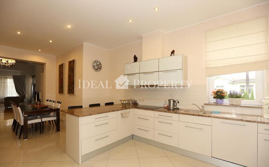 Izīrē skaistu 1 stāvu privātmāju ciematā Berģos.