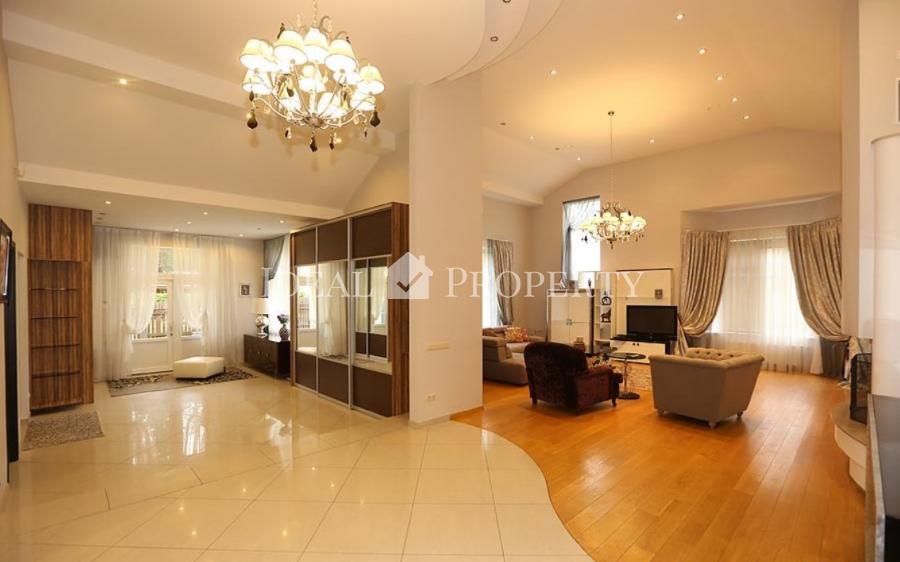 Izīrē skaistu 1 stāvu privātmāju ciematā Berģos.