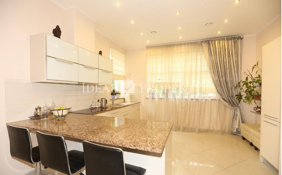 Izīrē skaistu 1 stāvu privātmāju ciematā Berģos.