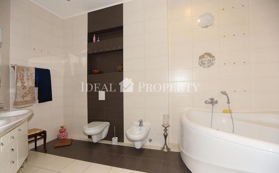 Izīrē skaistu 1 stāvu privātmāju ciematā Berģos.