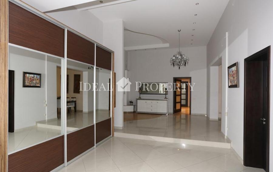 Izīrē skaistu 1 stāvu privātmāju ciematā Berģos.