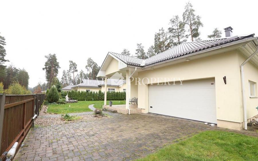 Izīrē skaistu 1 stāvu privātmāju ciematā Berģos.