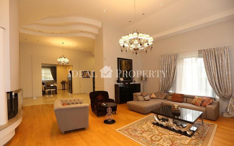 Izīrē skaistu 1 stāvu privātmāju ciematā Berģos.