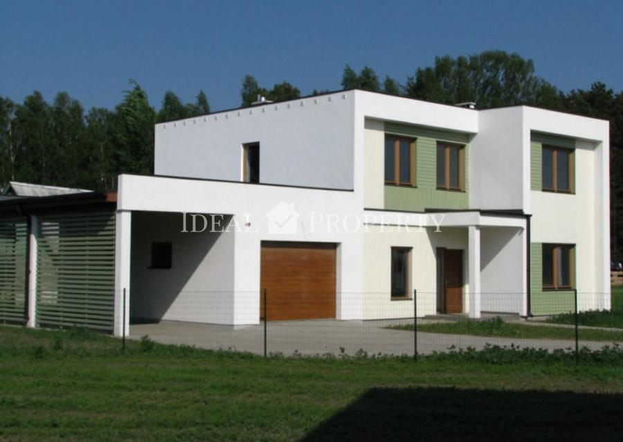 Семейный дом с большой зелёной зоной в Saliena.