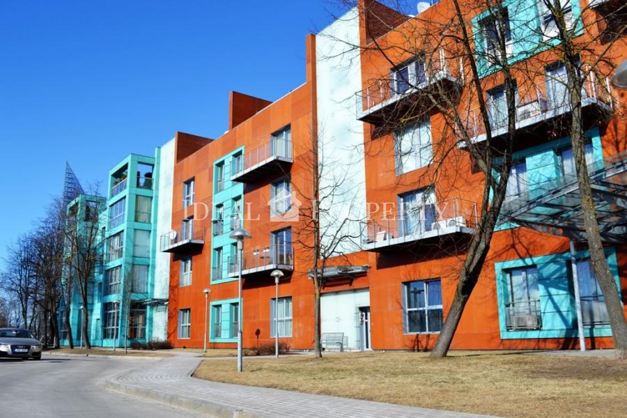 Предлагаем на продажу kвартирy  удобную для жилья, также можно использовать как офис.