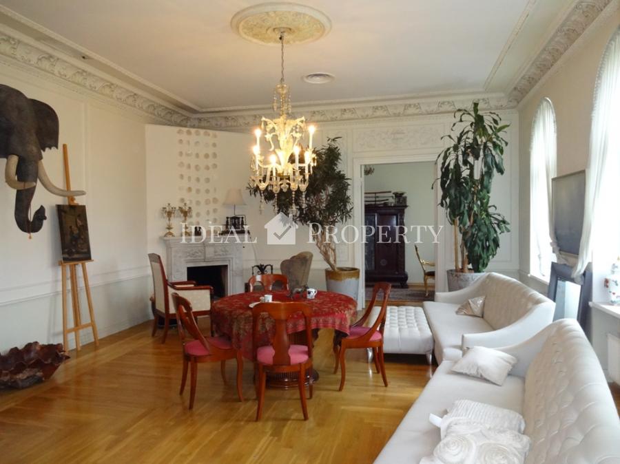 Exclusive apartment with a view of the park in the historic center for sale.