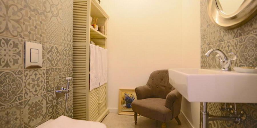 Дом со скромным фронтальным видом, расположенный на тихой улице частных домов в окрестности леса. 