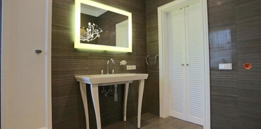 Дом со скромным фронтальным видом, расположенный на тихой улице частных домов в окрестности леса. 