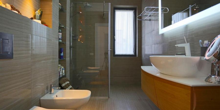 Дом со скромным фронтальным видом, расположенный на тихой улице частных домов в окрестности леса. 