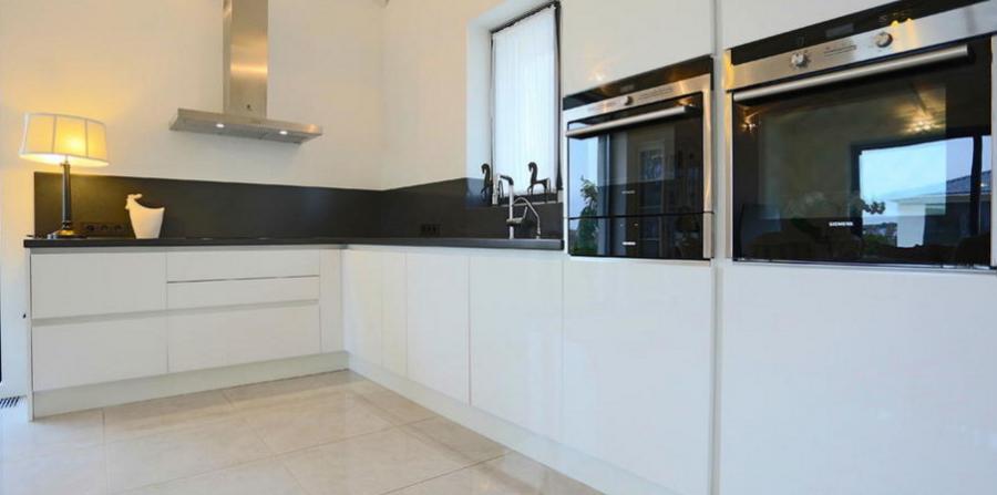 Дом со скромным фронтальным видом, расположенный на тихой улице частных домов в окрестности леса. 