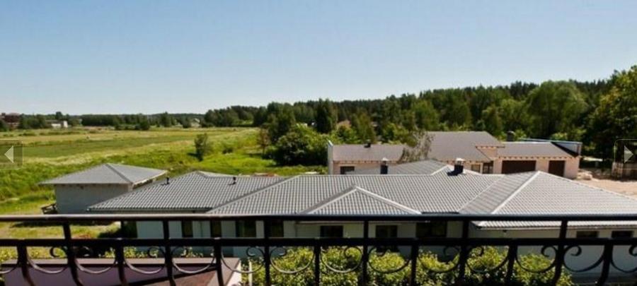 Дом со скромным фронтальным видом, расположенный на тихой улице частных домов в окрестности леса. 