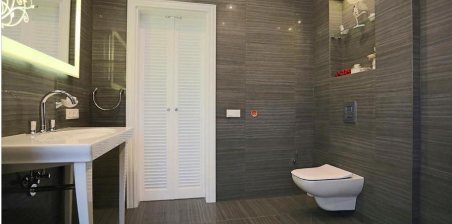 Дом со скромным фронтальным видом, расположенный на тихой улице частных домов в окрестности леса. 