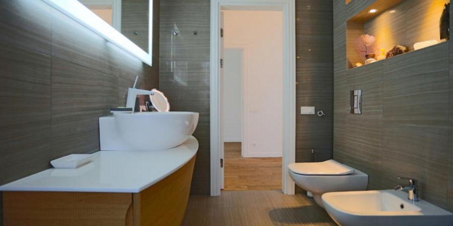 Дом со скромным фронтальным видом, расположенный на тихой улице частных домов в окрестности леса. 