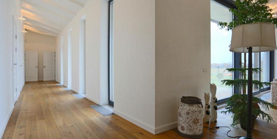 Дом со скромным фронтальным видом, расположенный на тихой улице частных домов в окрестности леса. 