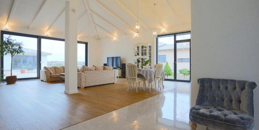 Дом со скромным фронтальным видом, расположенный на тихой улице частных домов в окрестности леса. 