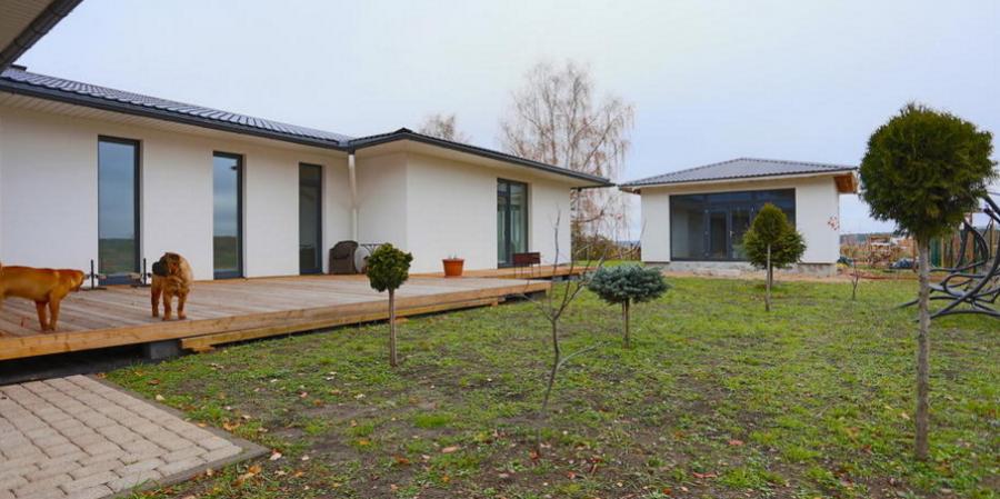 Дом со скромным фронтальным видом, расположенный на тихой улице частных домов в окрестности леса. 