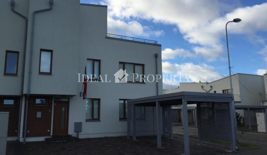 Сдаётся новый дом в элитном посёлке частных домов в окружении леса.